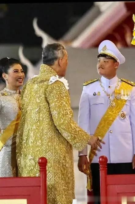 宏泰配资 提帮功太子之位有变! 玛哈会晤17个不丹王室成员, 孩子老婆都防备