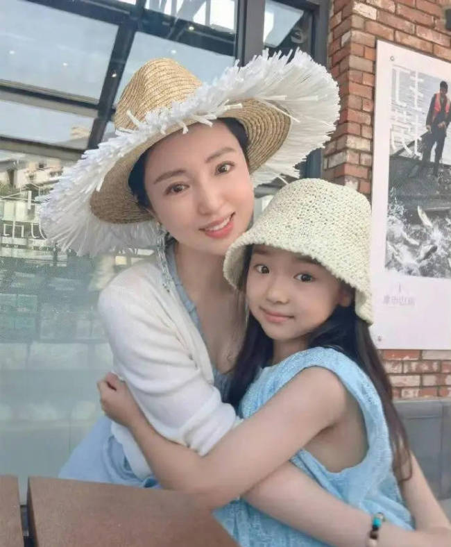 小酒窝与董璇睡前聊天！主动提出要对张维伊改口