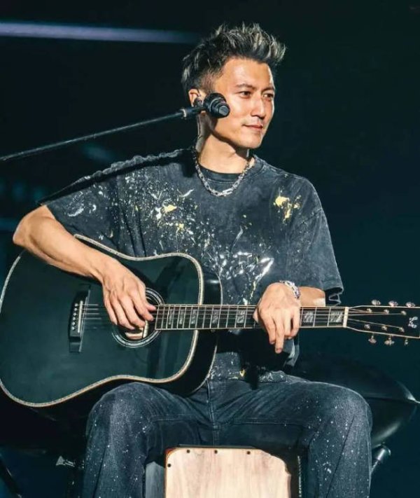 宇轩配资 锋菲好甜！谢霆锋吉他图案被扒出是王菲的纹身